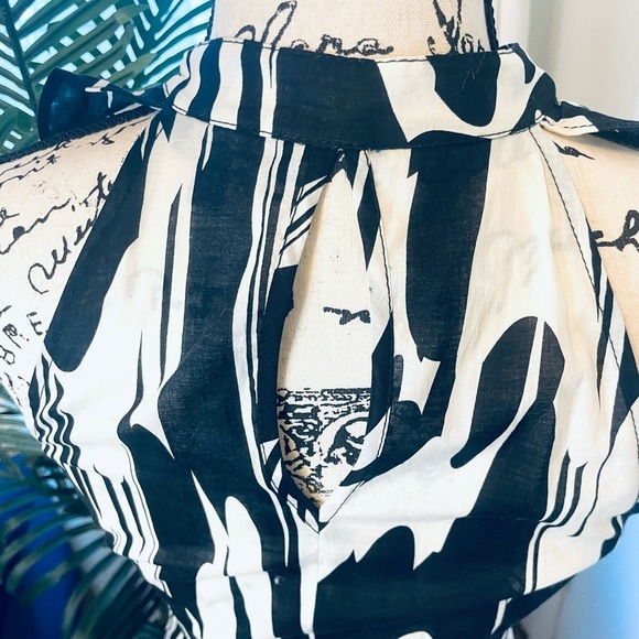 Black and White Sleeveless Dress with Belt - Picture 7 of 9